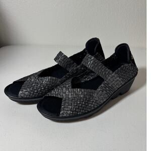 Bernie Mev NWOT Size 7 (EU 38) Halle Woven Wedge Heel Sandal Metallic Silver
